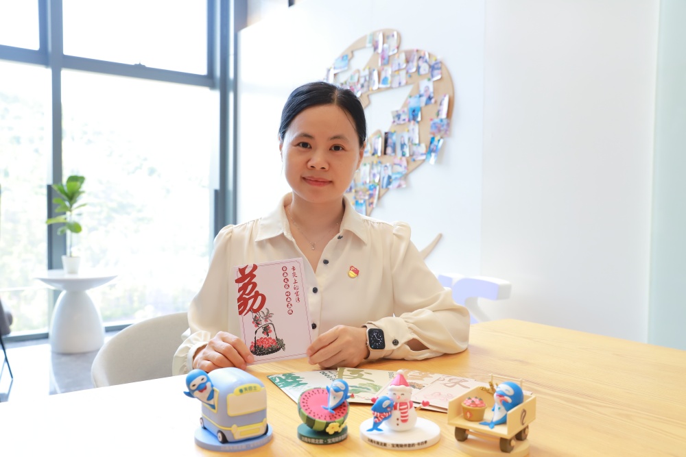 楊曉燕展示“舌尖上的寶灣”系列等文化產品_副本.jpg